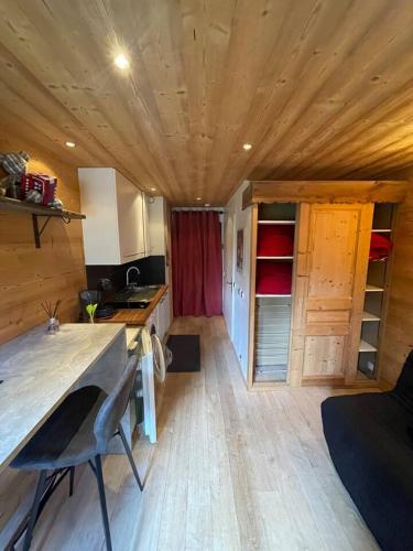 - une petite cuisine dans une petite maison dotée d'un plafond en bois dans l'établissement LOUE STUDIO MEGEVE, à Megève