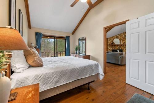 1 dormitorio con cama y ventana grande en Luxury Cabin w/ Jacuzzi-Fireplace & Amazing View - Heidi, en Blairsville