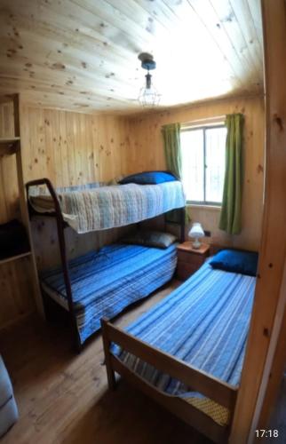 Pokój z 2 łóżkami piętrowymi w kabinie w obiekcie Cabañas Polymar el Tabo w mieście El Tabo