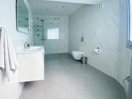 een witte badkamer met een wastafel en een toilet bij Phaedrus Living: Plateia Suite Grigio in Nicosia