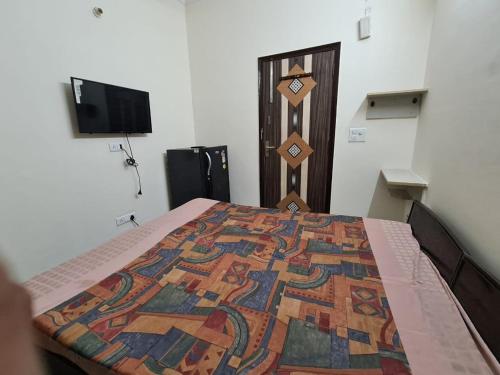 En eller flere senger på et rom på OYO Amar Hotel Near Appu Ghar