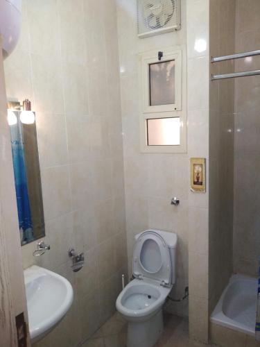 ein Bad mit einem WC und einem Waschbecken in der Unterkunft Hurghada British compound in Hurghada