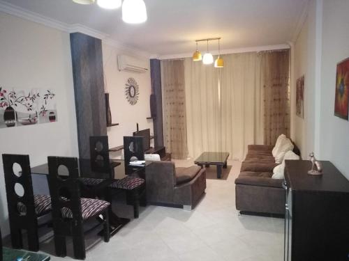 ein Wohnzimmer mit einem Sofa und einem Tisch in der Unterkunft Hurghada British compound in Hurghada