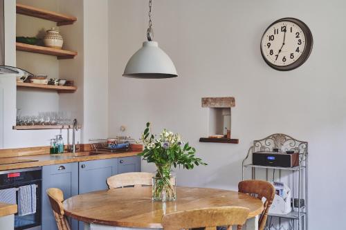 Η κουζίνα ή μικρή κουζίνα στο Lammas Retreat in Minchinhampton