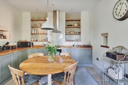 Η κουζίνα ή μικρή κουζίνα στο Lammas Retreat in Minchinhampton