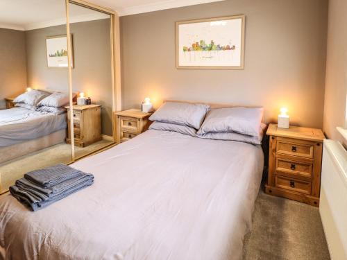 - une chambre avec un lit, 2 tables de nuit et un miroir dans l'établissement 10 Mellor Way, à Grimsby