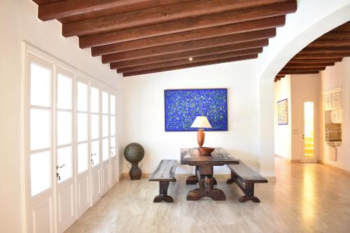a living room with a table and a blue painting at Chez Le Goff in Hydra