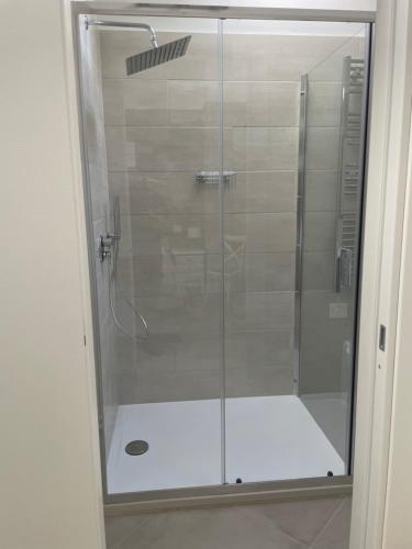 a shower with a glass door in a bathroom at Nina e il mare in Campomarino