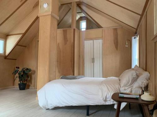 1 dormitorio con 1 cama grande y 1 mesa en Modern Cottage Two (The Lorca, Catskills), en Shandaken