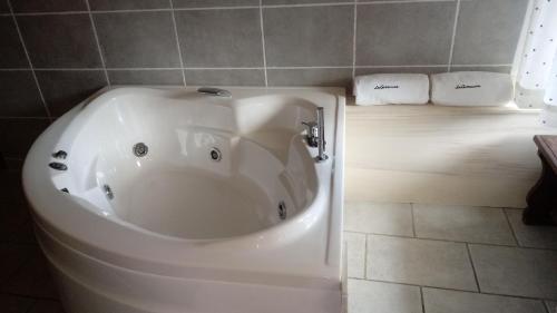Bilik mandi di LaGaressina suite Anna - Jacuzzi & Spa
