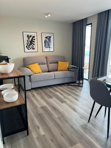 - un salon avec un canapé et une table dans l'établissement Dona I Apartments at Botanical Garden, à Funchal