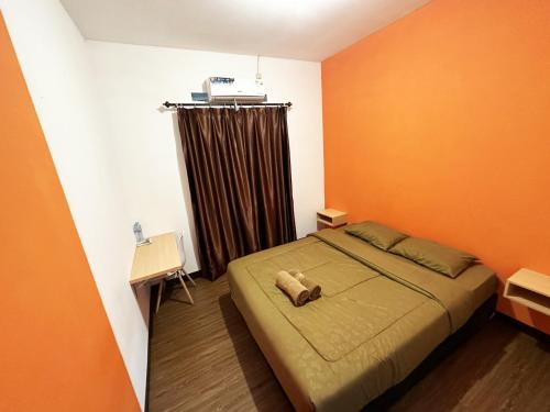 ein Schlafzimmer mit einem Bett und einem braunen Vorhang in der Unterkunft Casa Feby Guest House in Bandung