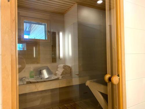 baño con bañera, lavabo y ventana en Kylpyla SPA, lake saimaa villa, en Imatra