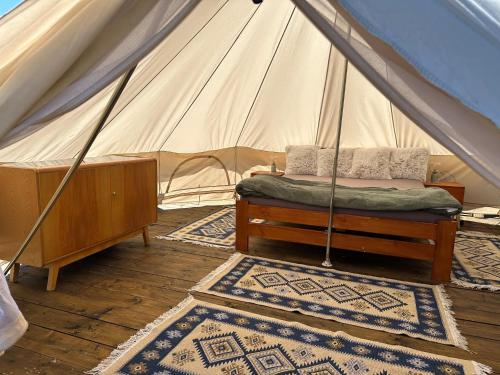 Posezení v ubytování Glamping Návary s bazénem