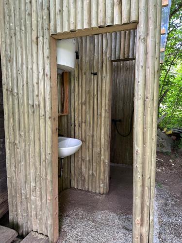 Koupelna v ubytování Glamping Návary s bazénem