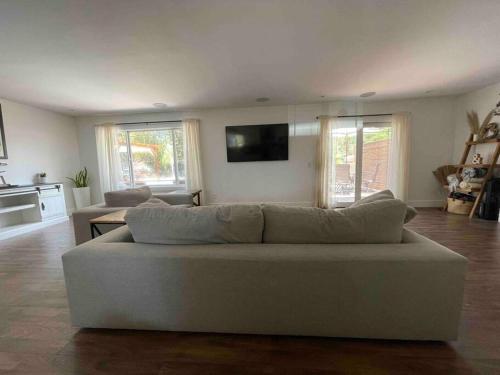 een woonkamer met een bank en een tv bij Diamond Vacation Home in Wine Country Sonoma! in Sonoma