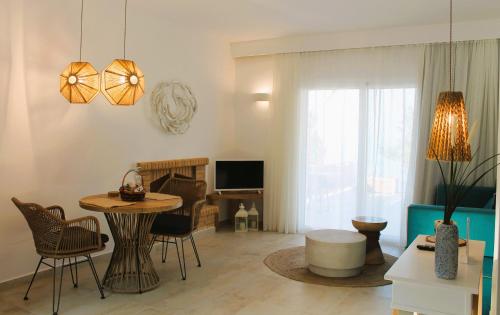 uma sala de estar com mesa e cadeiras em Akropolis Village Complex of Luxury Residence em Cárpatos