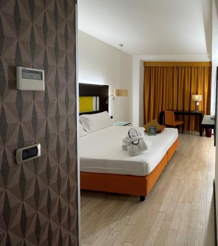 a hotel room with a bed in a room at Hotel Mercure Siracusa in Siracusa