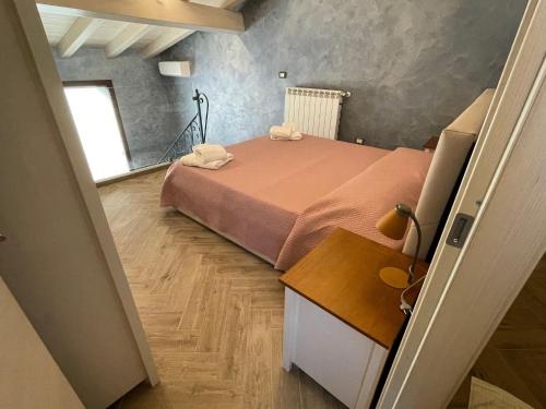 een kleine slaapkamer met een bed en een tafel bij Casa Vacanze Prezioso in Bisacquino