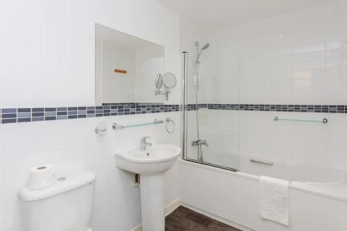 Et badeværelse på Bright & Airy 1 Bedroom Apartment in Trendy Peckham