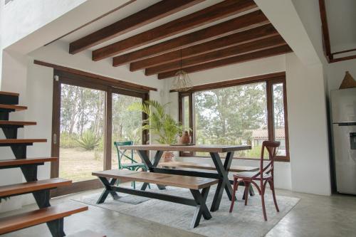 uma sala de jantar com mesa e cadeiras em Casa Dino en Villa de Leyva em Villa de Leyva