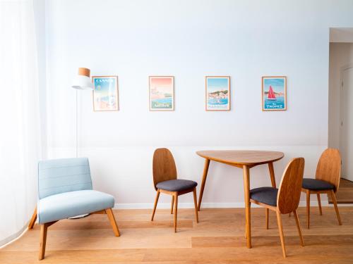 une salle à manger avec une table et quatre chaises dans l'établissement Appartements proche Croisette, Casino, plages, centre ville et Gare, à Cannes