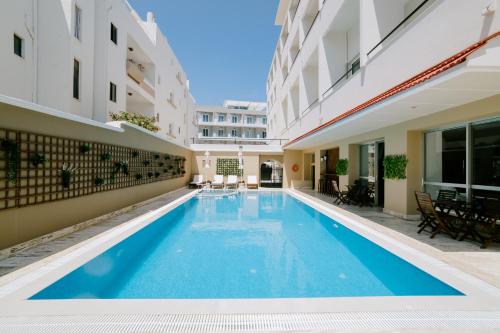 een zwembad in het midden van een gebouw bij Zephyros Hotel in Kos-stad