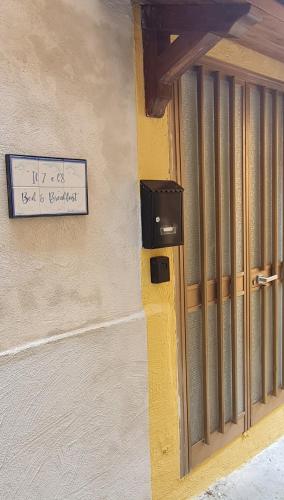 um sinal na lateral de um edifício com uma porta em Il sette e l'otto em Caiazzo