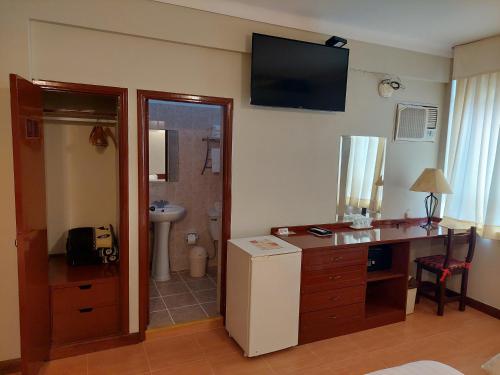 - une cuisine avec évier et réfrigérateur dans la chambre dans l'établissement Lima Wasi Hotel Miraflores, à Lima