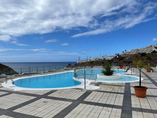 una piscina con vista sull'oceano di Ocean view a Puerto Rico de Gran Canaria
