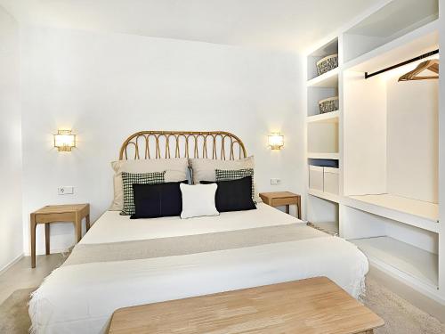 - une chambre blanche avec un grand lit et des étagères dans l'établissement Luxury villa city Centre, à Marbella