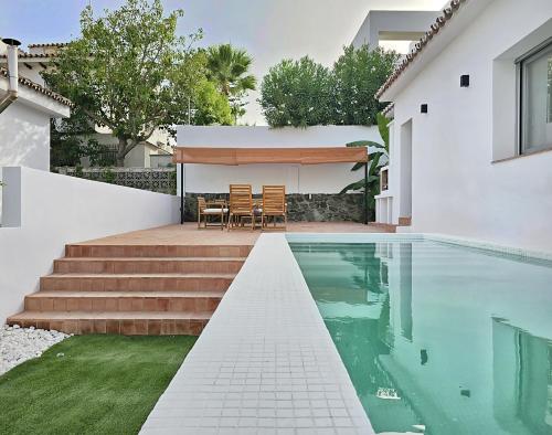 une villa avec une piscine et une maison dans l'établissement Luxury villa city Centre, à Marbella