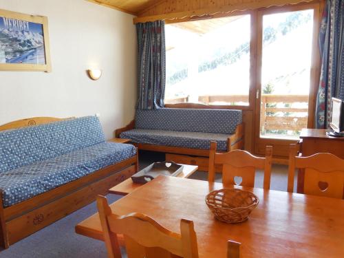 une chambre avec un lit et une table et une salle à manger dans l'établissement Appartement 2 Pièces avec Grande Terrasse Sud - Proche Pistes et Commerces - 3* pour 4 Pers. - FR-1-182-119, à Méribel