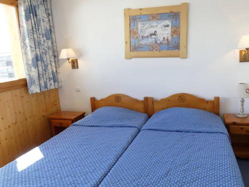 - 2 lits dans une petite chambre avec des draps bleus dans l'établissement Appartement 2 Pièces avec Grande Terrasse Sud - Proche Pistes et Commerces - 3* pour 4 Pers. - FR-1-182-119, à Méribel
