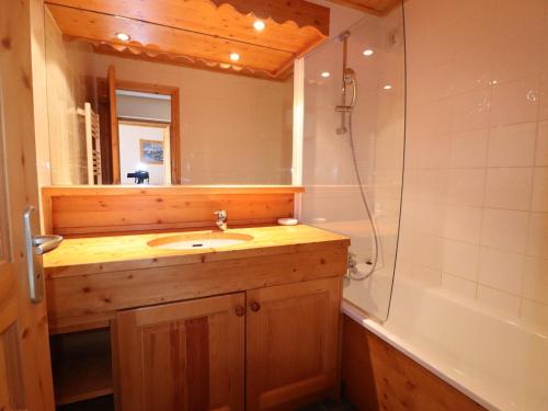 une salle de bain avec un lavabo, une douche et un miroir dans l'établissement Appartement 2 Pièces avec Grande Terrasse Sud - Proche Pistes et Commerces - 3* pour 4 Pers. - FR-1-182-119, à Méribel