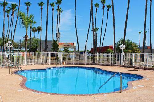 Bazén v ubytování Victoria Palms Inn and Suites nebo v jeho okolí