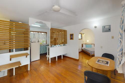 uma sala de estar com uma cozinha e uma sala de jantar em Casa Spuntino em Placencia Village