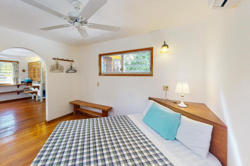 um quarto com uma cama e uma ventoinha de tecto em Casa Spuntino em Placencia Village