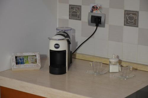 a coffee maker on a counter with glasses on it at Il Girasole del Centro Storico in Alcamo