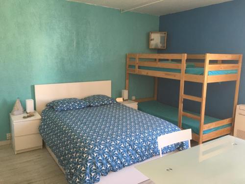 a bedroom with a bunk bed and a ladder at Cassis centre in Cassis