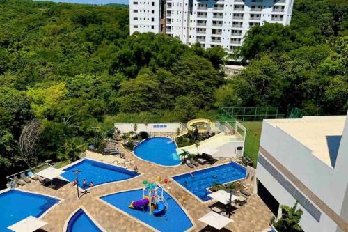 een uitzicht over een zwembad in een resort bij Hotel Park Veredas Flat -Vista Piscinas Acesso ao Rio ao lado do Hot Park in Rio Quente