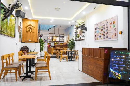 מסעדה או מקום אחר לאכול בו ב-CT HomeStay Da Nang