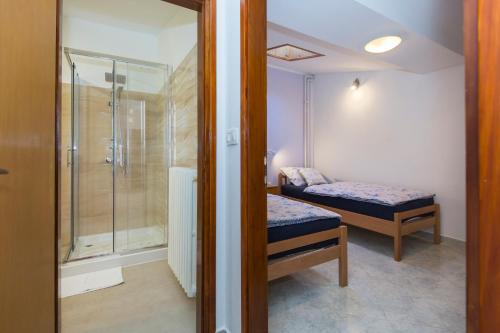 a small room with a shower and a bed at Apartman Ana in Labin