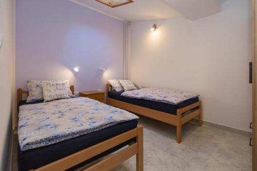 Habitación con 2 camas en una habitación en Apartman Ana, en Labin