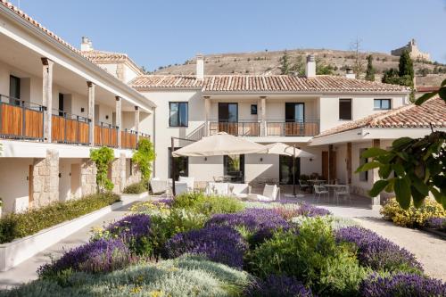 a courtyard of a villa with purple flowers at Quinta San Francisco in Castrojeriz