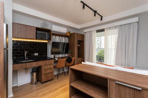 Habitación con cocina y sala de estar. en Charlie Hotel Atmosfera Paulista en São Paulo