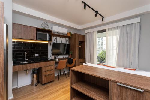 a room with a kitchen and a living room at Charlie Hotel Atmosfera Paulista in Sao Paulo