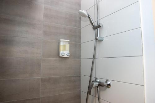 a shower with a shower head in a bathroom at DUPLEX COCOON - 10 MIN DE BLAYE - 20 MIN CNPE - WiFi - TV HD in Saint-Seurin-de-Cursac