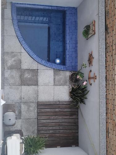 a bathroom with a swimming pool and a mirror at Flêbeach in Flecheiras