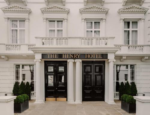 een wit gebouw met een bord dat het Harry hotel leest bij Sonder The Henry in Londen